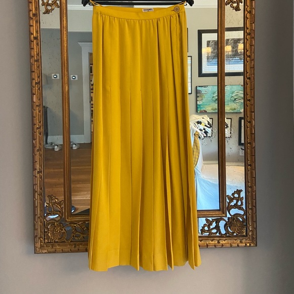 Four piece vintage Chanel suit - Picture 3 of 9